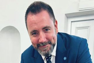 Kdo je Igor Červený? Vzorný taťka, manžel pohledné tmavovlásky a popírač klimatické krize - Médium.cz